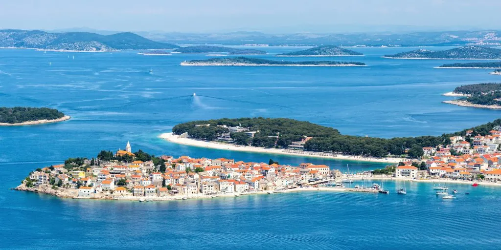 Primosten stad op een schiereiland vakantie in de Middellandse Zee panorama in Primošten, Kroatië