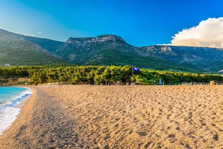 Mediterraner malerischer Strand Golden Cape. / Blick auf den berühmten Strand Goldenes Kap (Zlatni Rat) in der Nähe der Stadt Bol, Insel Brac, mit der höchsten Inselspitze VIdova Gora im Hintergrund, Kroatien.