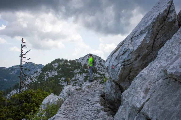 Wandelaar op Premuziceva pad op Velebit, Kroatië