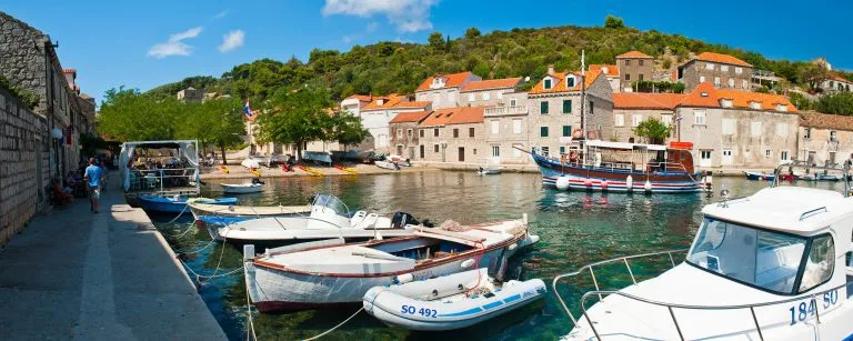 Panoraamakuva veneistä satamassa, Sipanin saari (Sipano), Elaphitin saaret, Dalmatian rannikko, Kroatiaa