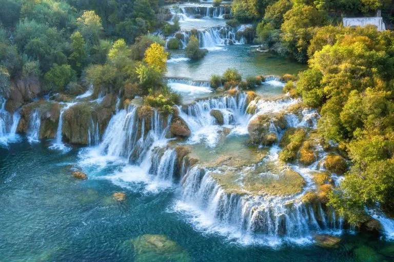 Hämmästyttävä luontomaisema, ilmakuva kauniista vesiputouksesta, kuuluisa Skradinski buk, yksi Euroopan kauneimmista vesiputouksista ja suurin Kroatiassa, ulkoilma matkustaa tausta