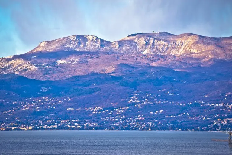 Vista invernal de la montaña Ucka desde la bahía de Kvarner