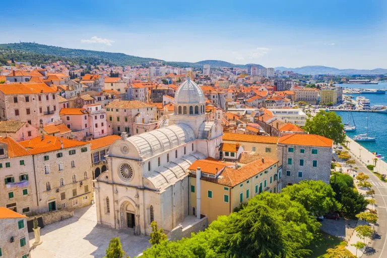 Croatie, ville de Sibenik, vue panoramique de la vieille ville et de la cathédrale Saint-Jacques, le plus important monument architectural de la Renaissance en Croatie, classé au patrimoine mondial de l'UNESCO.
