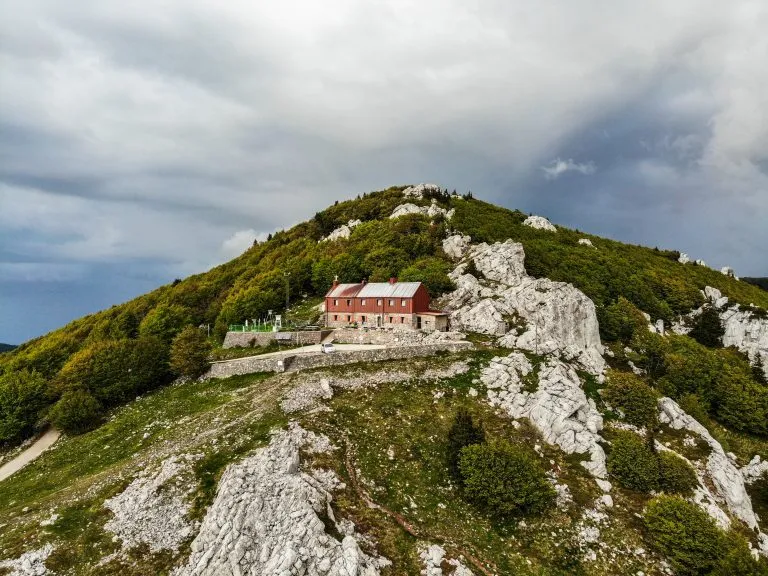 Vue aérienne du parc national du Velebit Nord en Croatie et de Zavizan